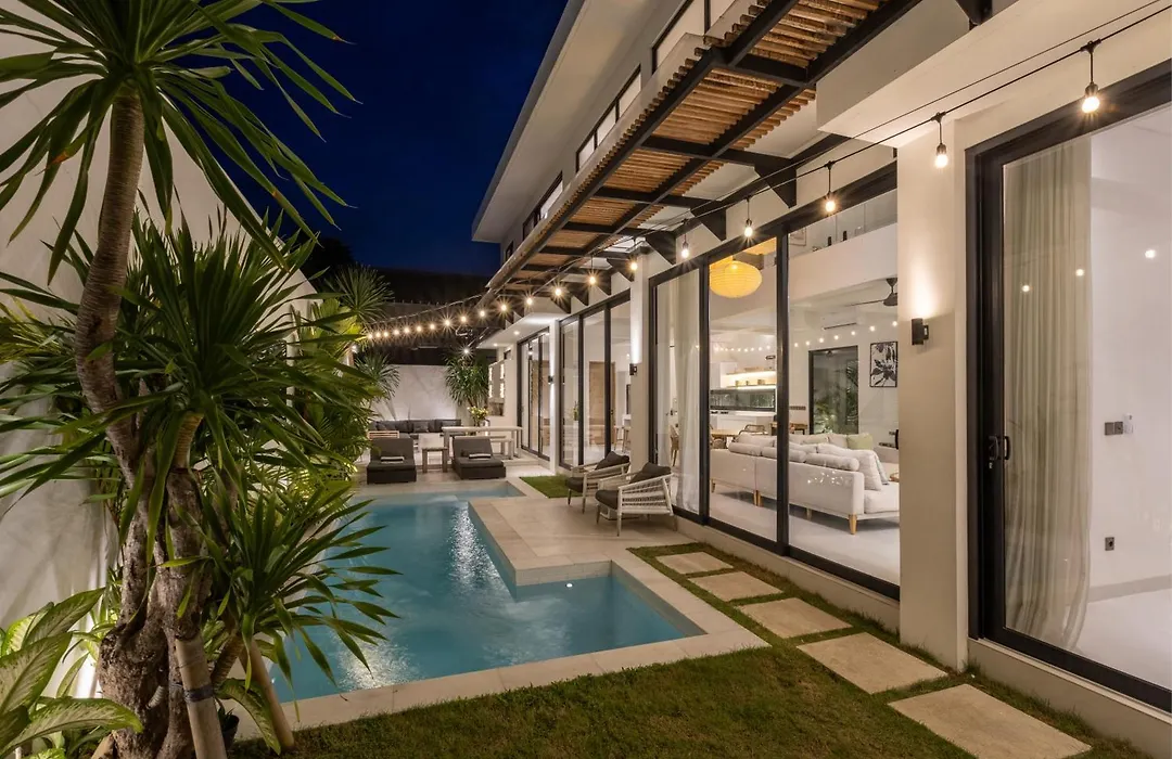 Spacious 3 Bedroom Villa - Walk To The Beach-1